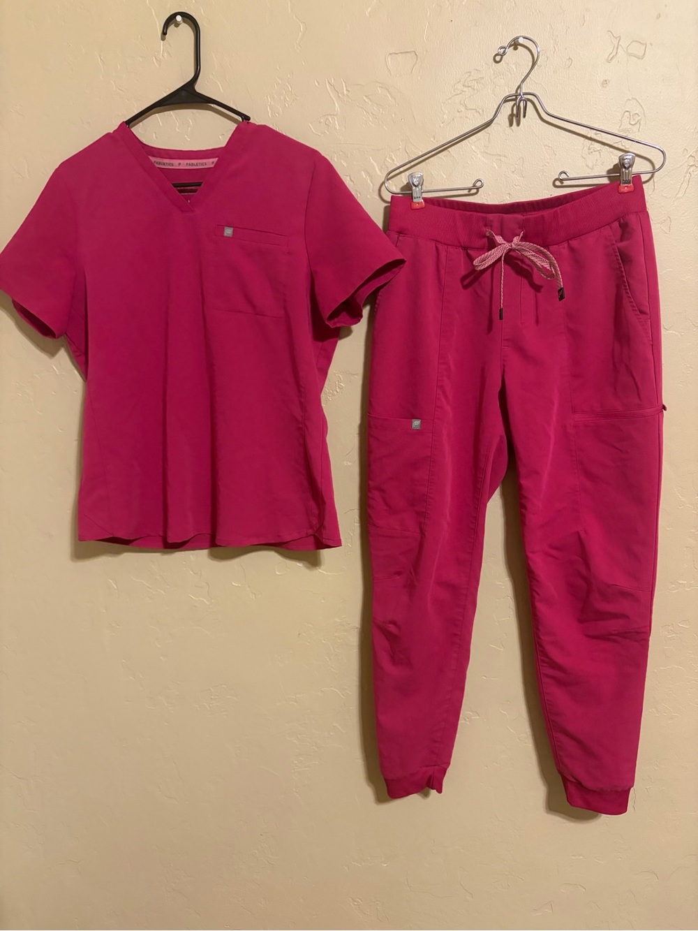 FABLETICS Hibiscus scrub set medium. On call joggers one pocket top